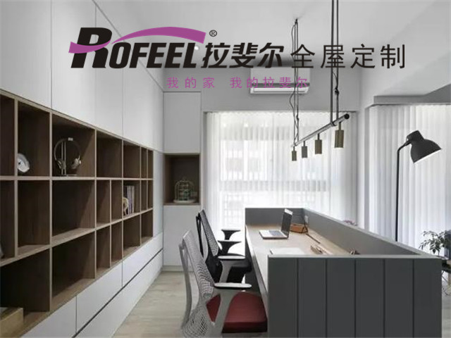拉斐爾全屋定制|客廳改辦公區(qū)、臥室打造私人影院，90㎡三居完美兼容工作和娛樂(lè)！